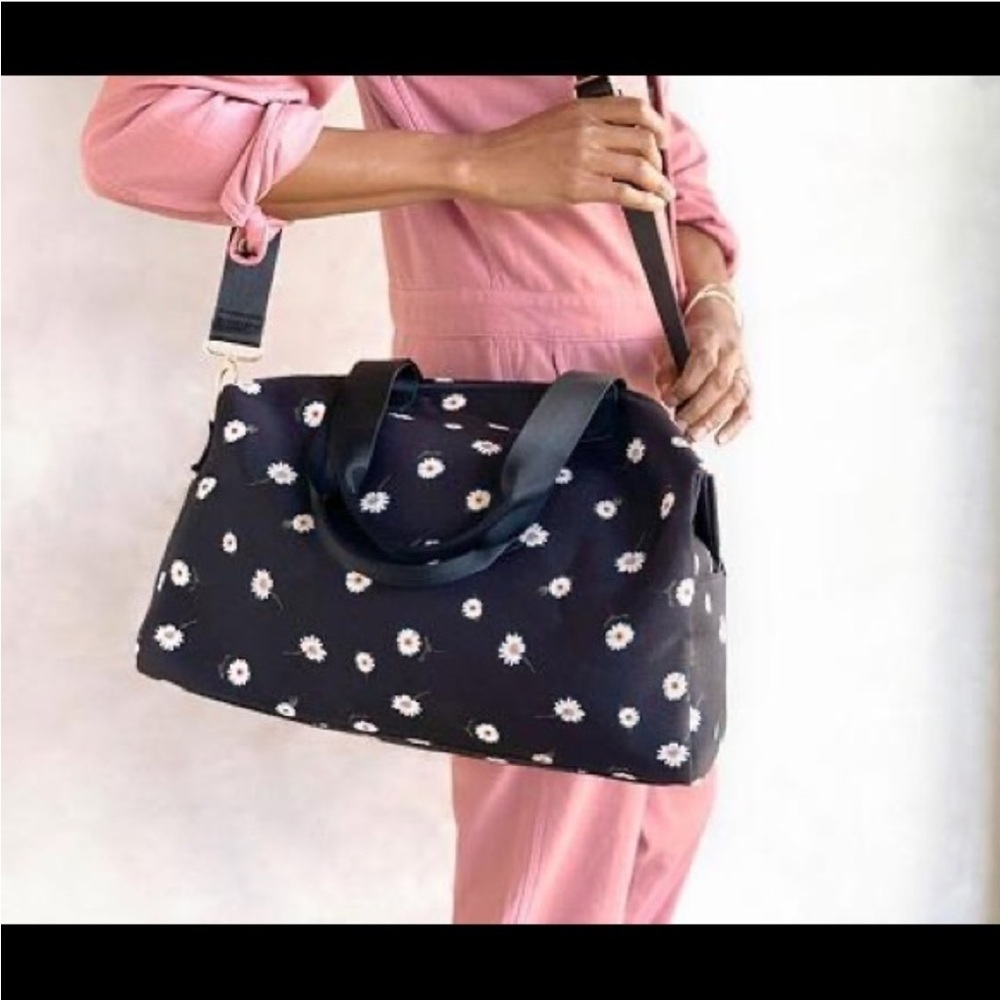 ⭐️Alice + Olivia Daisy by Stacey Bendet Daisy Print Duffel Bag⭐️ NWOT